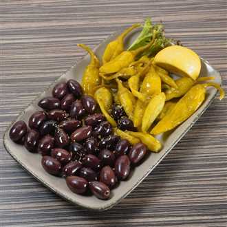 Schwarze Kalamata-Oliven und Peperoni